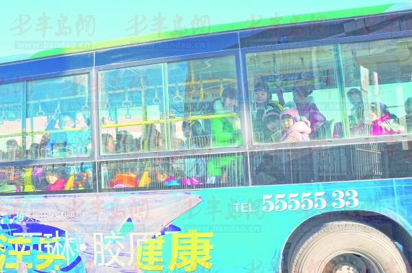 倆座擠了三個(gè)娃“校車”坐得真揪心 倆座擠了三個(gè)娃“校車”坐得真揪心