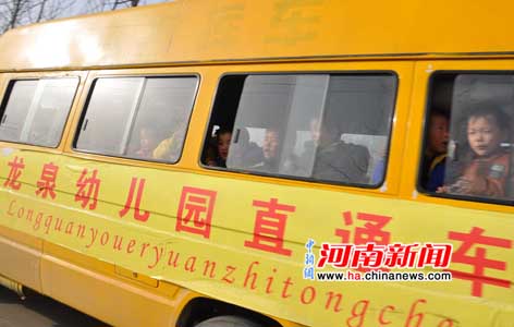 南陽(yáng)農(nóng)村部分幼兒園“黑校車”嚴(yán)重超載（圖）