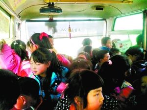 小學無校車 中巴車嚴重超載裝近40名小學生