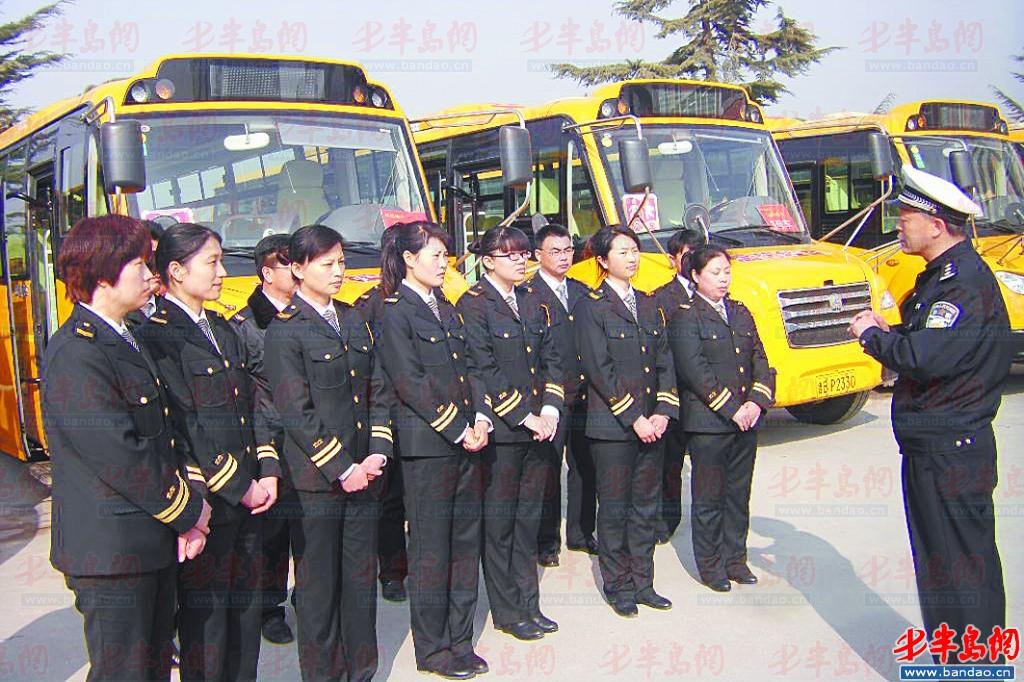 濱州:乘安全校車安全去上學 民警對溫馨校車司乘人員進行安全教育。