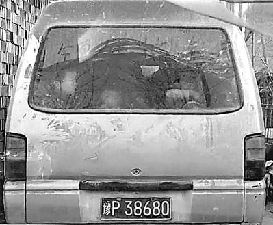 鹿邑縣一小學(xué)9座“校車”塞進(jìn)38個(gè)學(xué)生