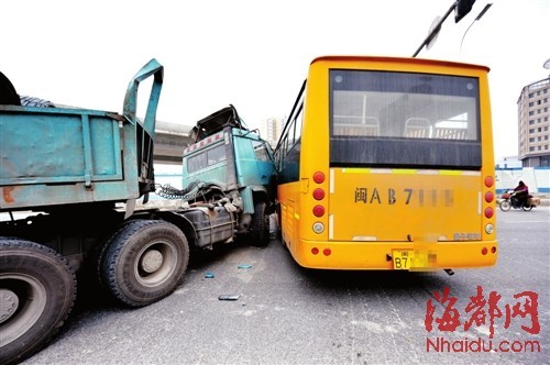 校車與大貨車相撞幸好車上沒(méi)有學(xué)生/ 校車與大貨車相撞幸好車上沒(méi)有學(xué)生