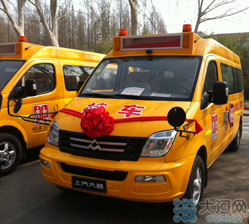 河南10所學(xué)校獲贈(zèng)愛心校車 每輛造價(jià)25萬