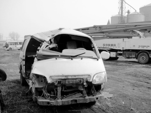 被撞毀的“黑校車”