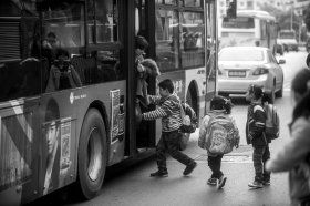 政府主導(dǎo)校車(chē)市場(chǎng)化運(yùn)營(yíng)2年 部分家長(zhǎng)嫌“貴”