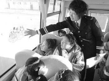 防止學(xué)生亂坐 萊西校車用卡通圖標(biāo)明位次