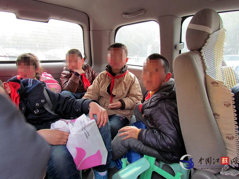 南京一輛東風(fēng)商務(wù)七座校車竟載十多人