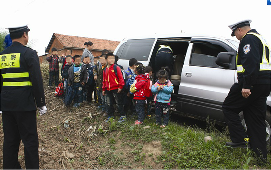 幼兒園校車“人疊人” 交警接到舉報(bào)當(dāng)場(chǎng)查扣