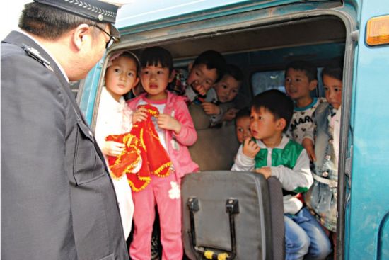 新密家長(zhǎng)租用黑校車接送幼兒 嚴(yán)重超載 該車屬于嚴(yán)重超載