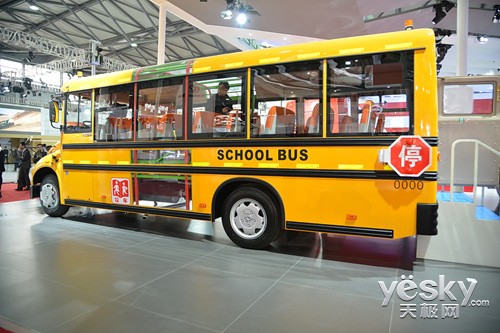 精彩豪車看不停 關(guān)愛學(xué)生校車也開來湊熱鬧 精彩豪車看不停 關(guān)愛學(xué)生校車也開來湊熱鬧