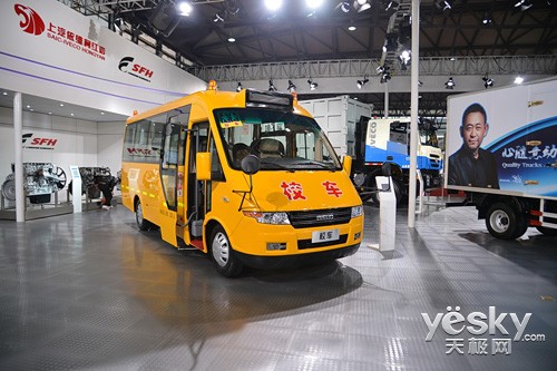 精彩豪車看不停 關(guān)愛學(xué)生校車也開來湊熱鬧 精彩豪車看不停 關(guān)愛學(xué)生校車也開來湊熱鬧