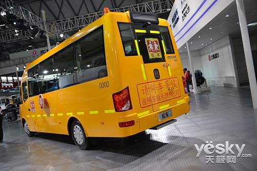 精彩豪車看不停 關(guān)愛學(xué)生校車也開來湊熱鬧 精彩豪車看不停 關(guān)愛學(xué)生校車也開來湊熱鬧