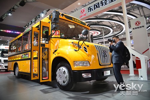 精彩豪車看不停 關(guān)愛學(xué)生校車也開來湊熱鬧 精彩豪車看不停 關(guān)愛學(xué)生校車也開來湊熱鬧