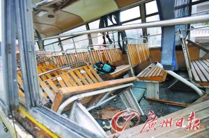 校車撞上違停拖掛車 小學(xué)生一死九傷 