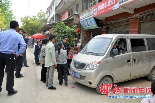 隆回縣查獲一嚴重超載“黑校車”