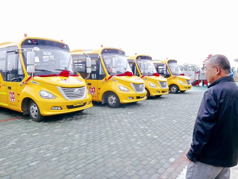 “大鼻子”校車配發(fā)多日 學(xué)生仍擠“麻木”上學(xué)