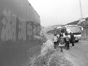 校車終于來了，湖灘中學(xué)的13名學(xué)生依次上車。