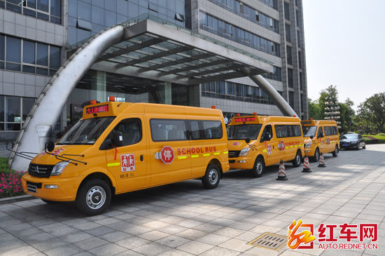 上汽大通株洲蘆淞區(qū)專業(yè)校車交付為學(xué)子保駕護(hù)航