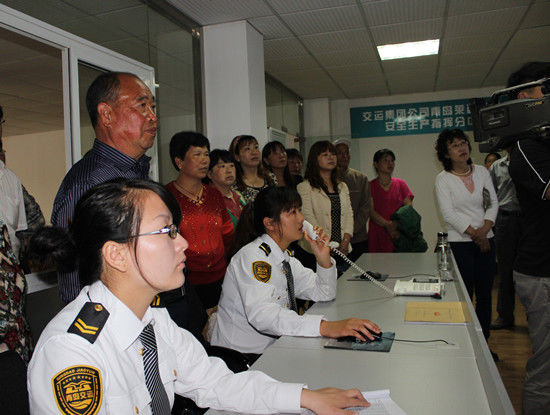 青島:溫馨校車千里眼監(jiān)控 司機抽煙打電話實時預(yù)警 青島:溫馨校車千里眼監(jiān)控 司機抽煙打電話實時預(yù)警