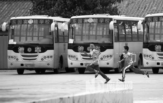 校車改裝 民辦學(xué)校叫苦喊難 校車改裝 民辦學(xué)校叫苦喊難