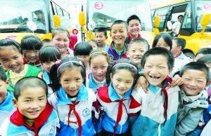 淮安盱眙縣43輛“大鼻子”校車投入運營 淮安盱眙縣43輛“大鼻子”校車投入運營