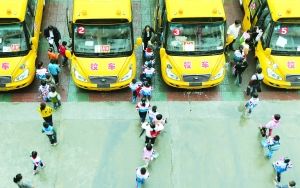 淮安盱眙縣43輛“大鼻子”校車投入運營 淮安盱眙縣43輛“大鼻子”校車投入運營