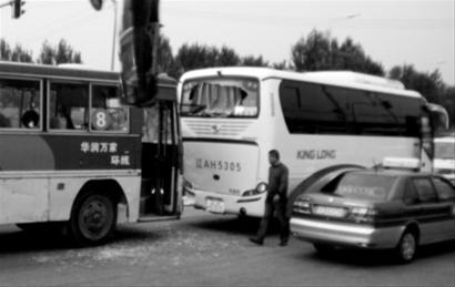 沈陽：“校車”撞大客 5名小學(xué)生受傷