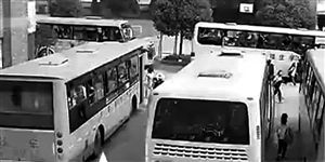 杭州余杭外區(qū)域校車(chē)將停運(yùn) 千余學(xué)生“上學(xué)難” 沒(méi)有校車(chē)千余名孩子上學(xué)受影響(視頻截圖)