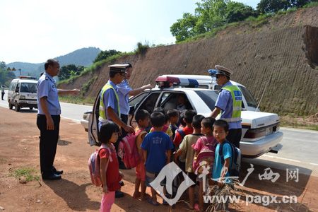 無證駕駛校車拘留/ 無證駕駛校車拘留