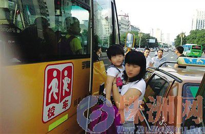 株洲：校車與的士相撞 所幸無(wú)人受傷