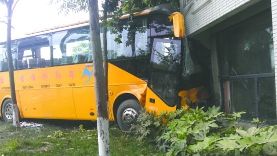 校車撞房 綿陽18位教職工受傷 事故大巴撞上房屋外墻