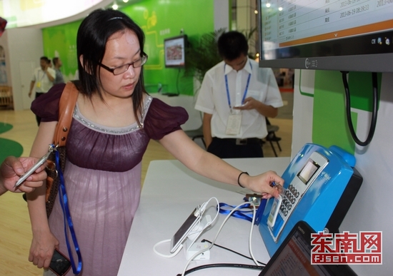 6·18展出3G定位校車系統(tǒng) 家長(zhǎng)也可實(shí)時(shí)“監(jiān)控”校車安全