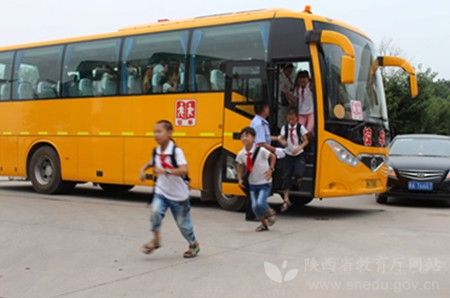 陜西閻良區(qū)校車安全應急疏散演練 提高師生安全意識