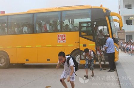 陜西閻良區(qū)校車安全應急疏散演練 提高師生安全意識