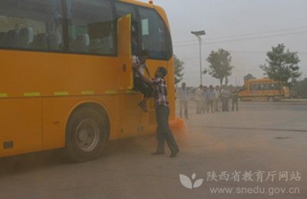 陜西閻良區(qū)校車安全應急疏散演練 提高師生安全意識