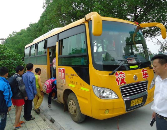 湖北當(dāng)陽市半月鎮(zhèn)代表、委員跟車體驗(yàn)校車