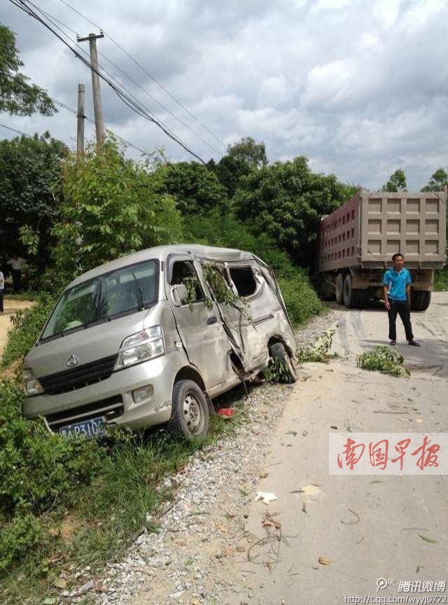 廣西博白一卡車與幼兒園校車相撞 造成1人死亡6人受傷 博白一卡車與幼兒園校車相撞 造成1人死亡6人受傷
