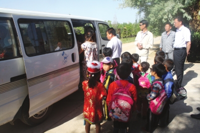 12座校車塞進(jìn) 28個(gè)小朋友 12座校車塞進(jìn) 28個(gè)小朋友