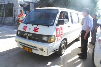 12座校車塞進(jìn) 28個(gè)小朋友 12座校車塞進(jìn) 28個(gè)小朋友