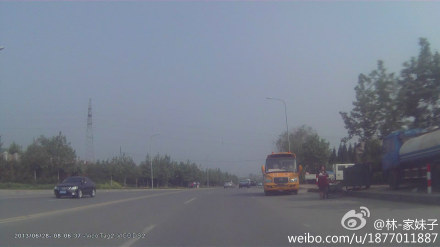 校車反道狂奔接送學(xué)生 網(wǎng)友感慨好車需好司機(jī)
