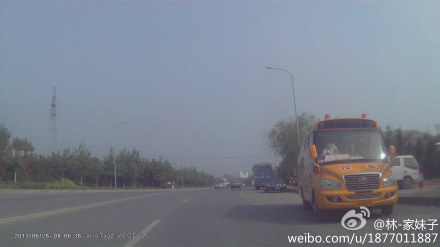校車反道狂奔接送學(xué)生 網(wǎng)友感慨好車需好司機(jī)