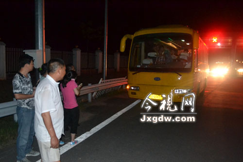 江西九江市:修水英才中學(xué)校車超員組織學(xué)生出游被查處