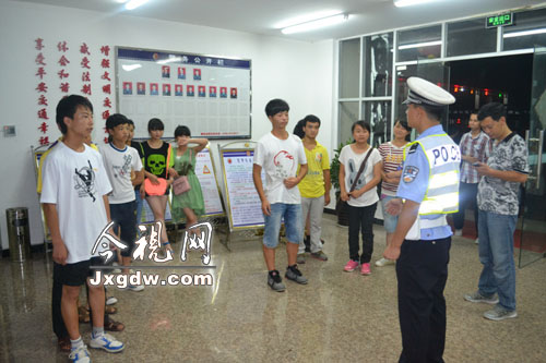 江西九江市:修水英才中學(xué)校車超員組織學(xué)生出游被查處