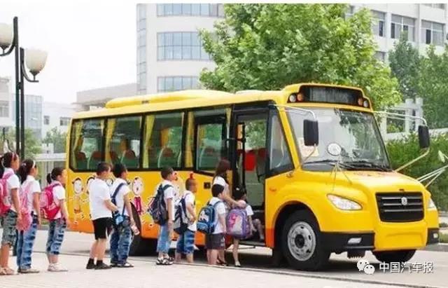 是誰攔了校車的路？