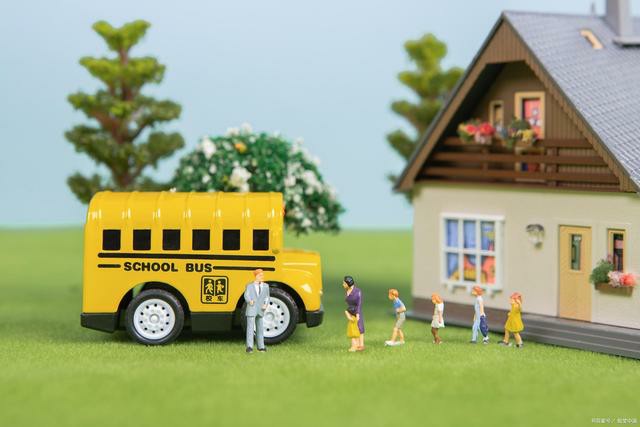 送孩子上學(xué)是自己送比較好，還是坐校車比較好呢？有什么依據(jù)？