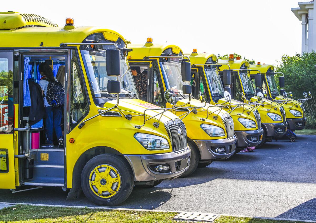 守護(hù)兒童安全，面對校車你會正確避讓嗎？不正確罰款200元扣6分！