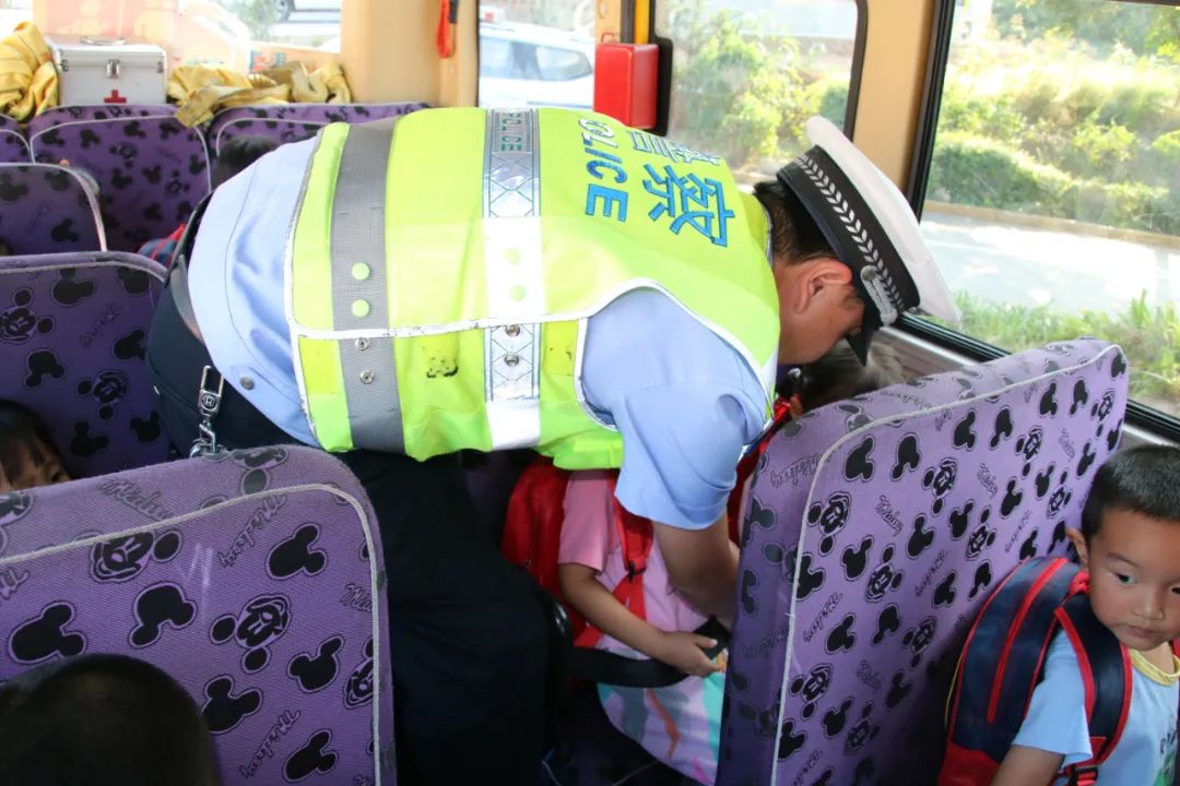 華陰交警“復檢”校車 護航開學季 圖片