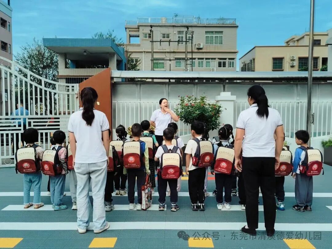 平安出行 防患未然——德愛幼兒園校車安全應(yīng)急演練 b7b2b21d3c22a094138a75f9dd0c1927.jpg