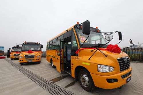 一汽客車向四川雅安震區(qū)學(xué)校捐贈(zèng)6輛校車/ 一汽客車向四川雅安震區(qū)學(xué)校捐贈(zèng)6輛校車