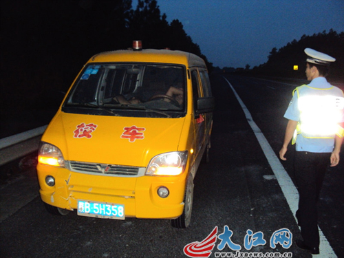 因駕駛疲勞 贛州一校車(chē)司機(jī)高速路停車(chē)睡覺(jué) 因駕駛疲勞 贛州一校車(chē)司機(jī)高速路停車(chē)睡覺(jué)